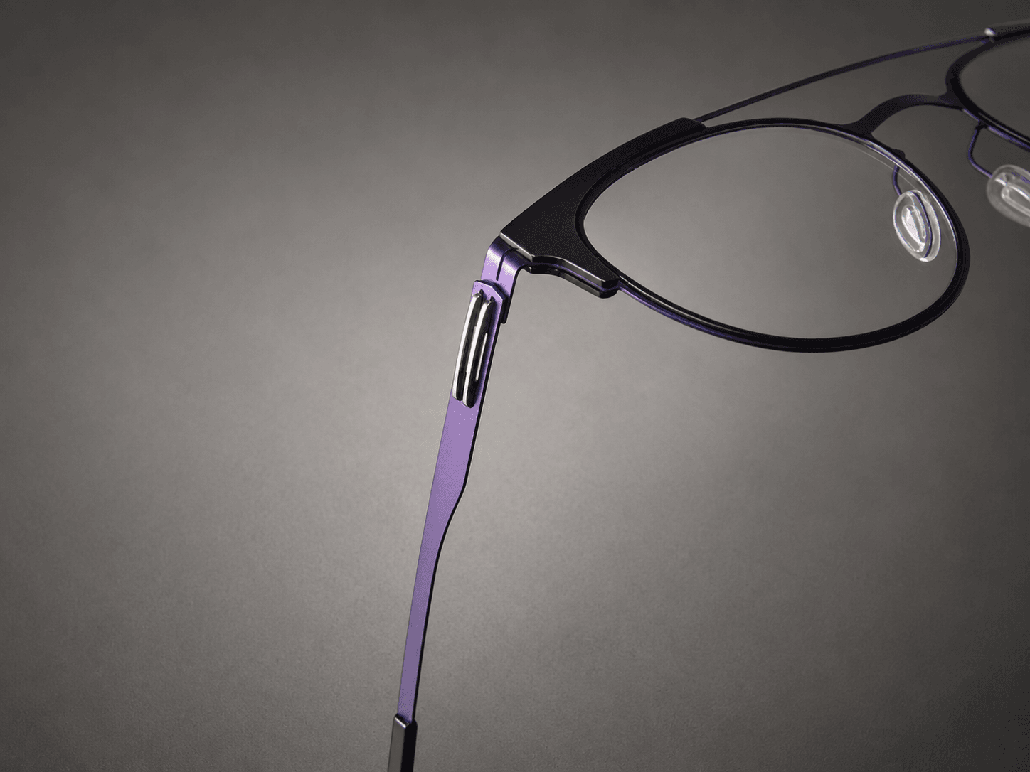 Contour bridge and adjustable nose pad detail