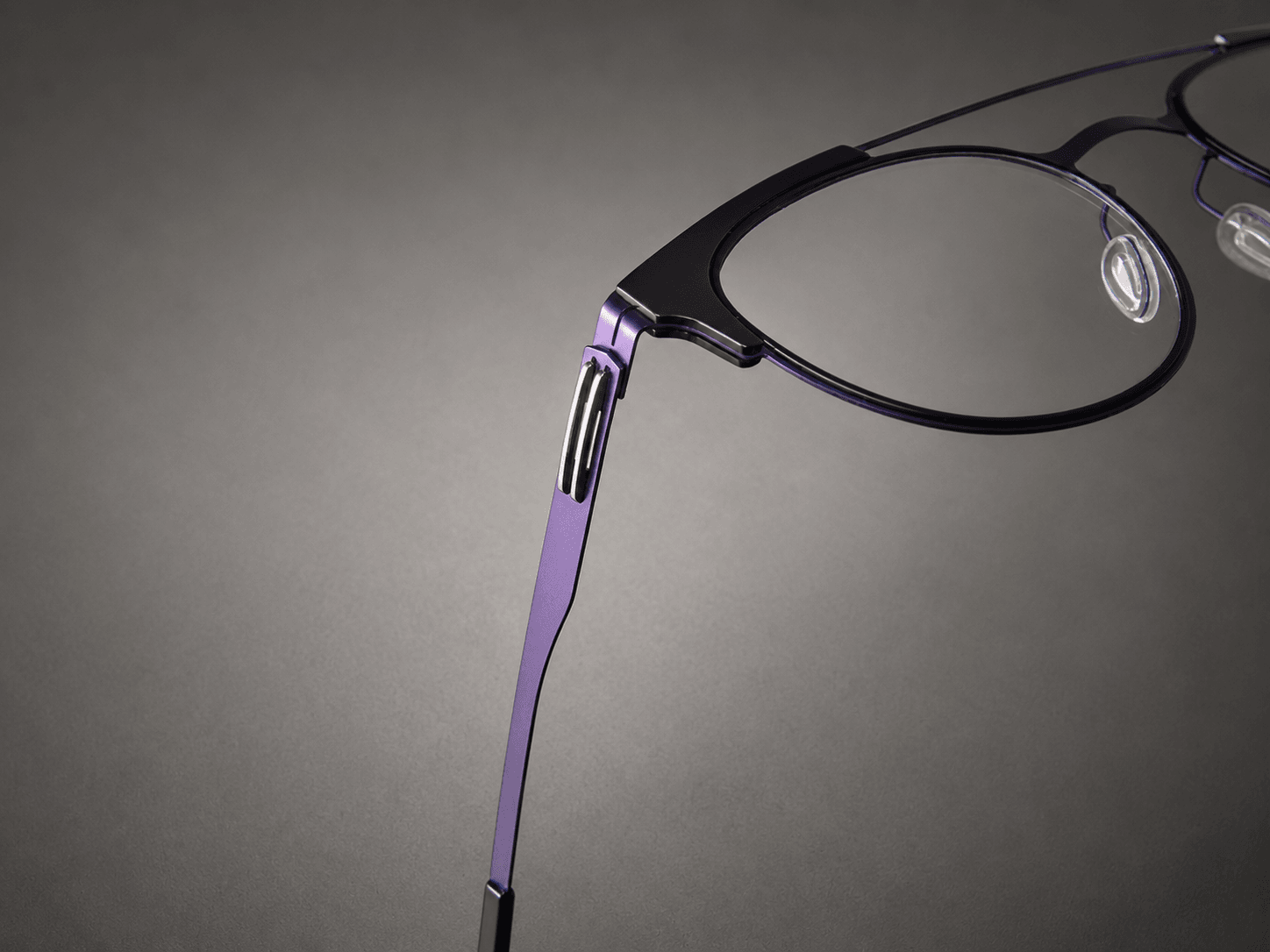 Contour bridge and adjustable nose pad detail