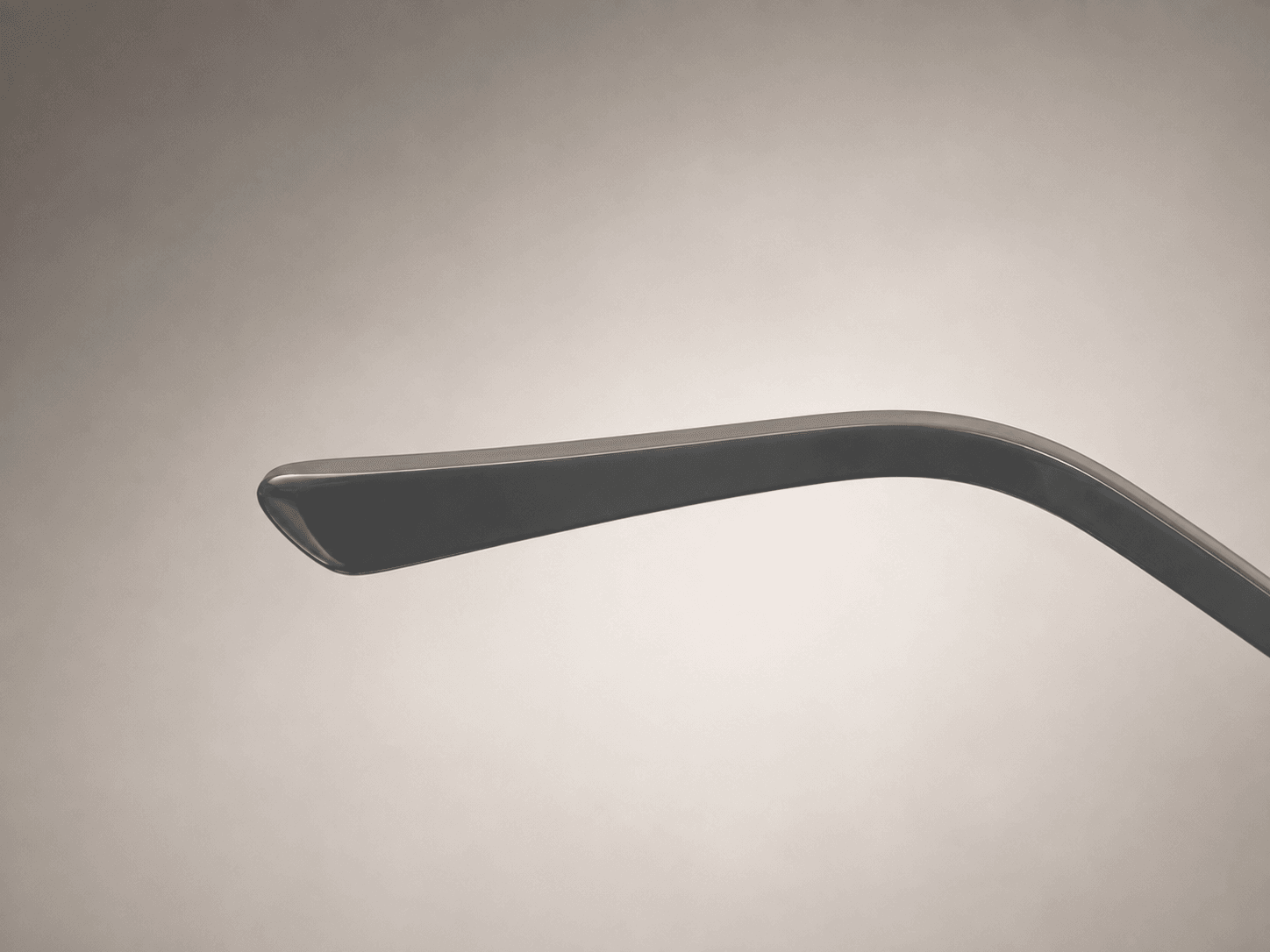 Vector temple and curved temple tip detail