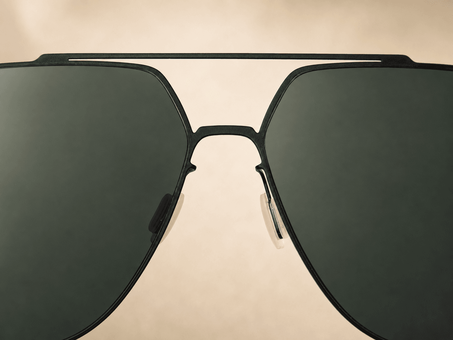 Traverse double bridge and dark green lens detail