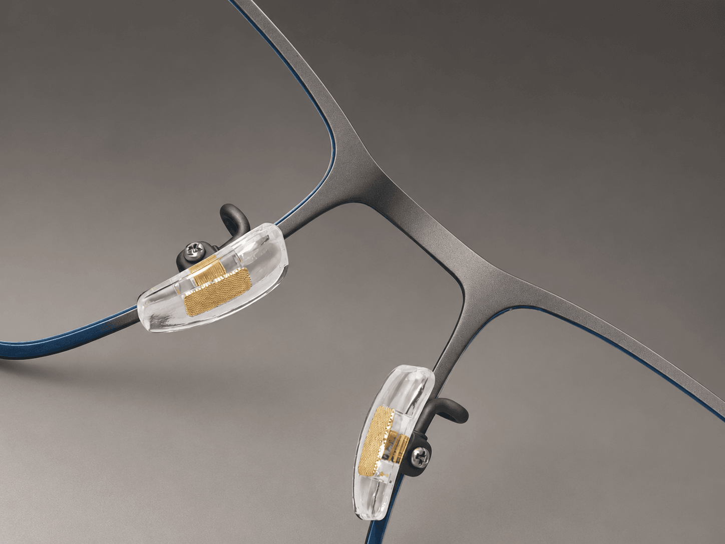 S-L7021 gunmetal-tone inner bridge and clear nose-pad assembly of the blue titanium frame.