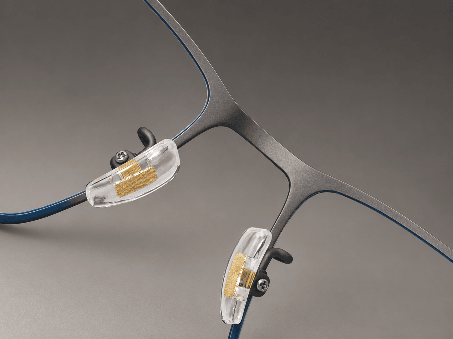 S-L7021 gunmetal-tone inner bridge and clear nose-pad assembly of the blue titanium frame.
