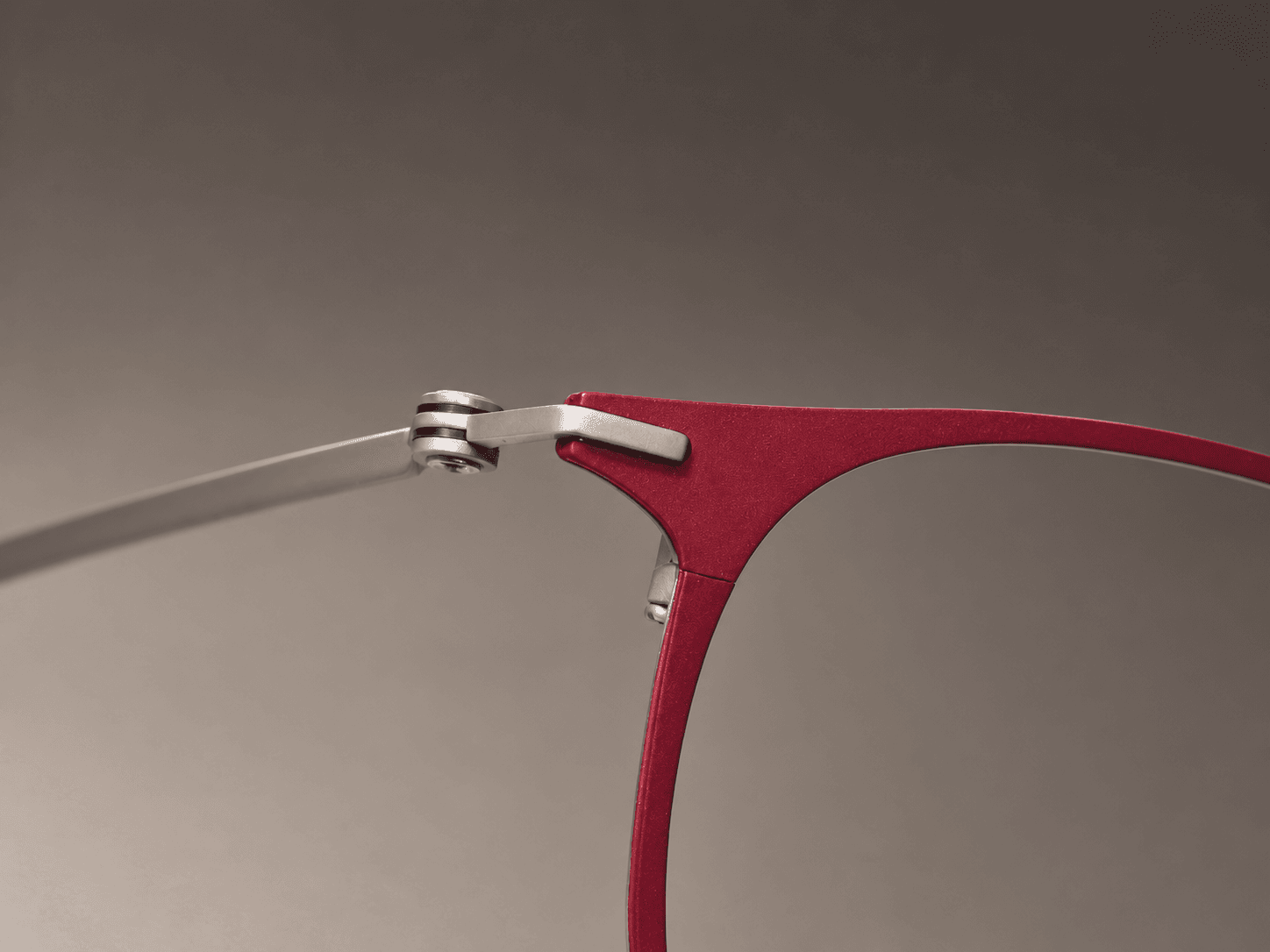 S-L7026 crimson endpiece with circular ring hinge and silver-tone temple connection.