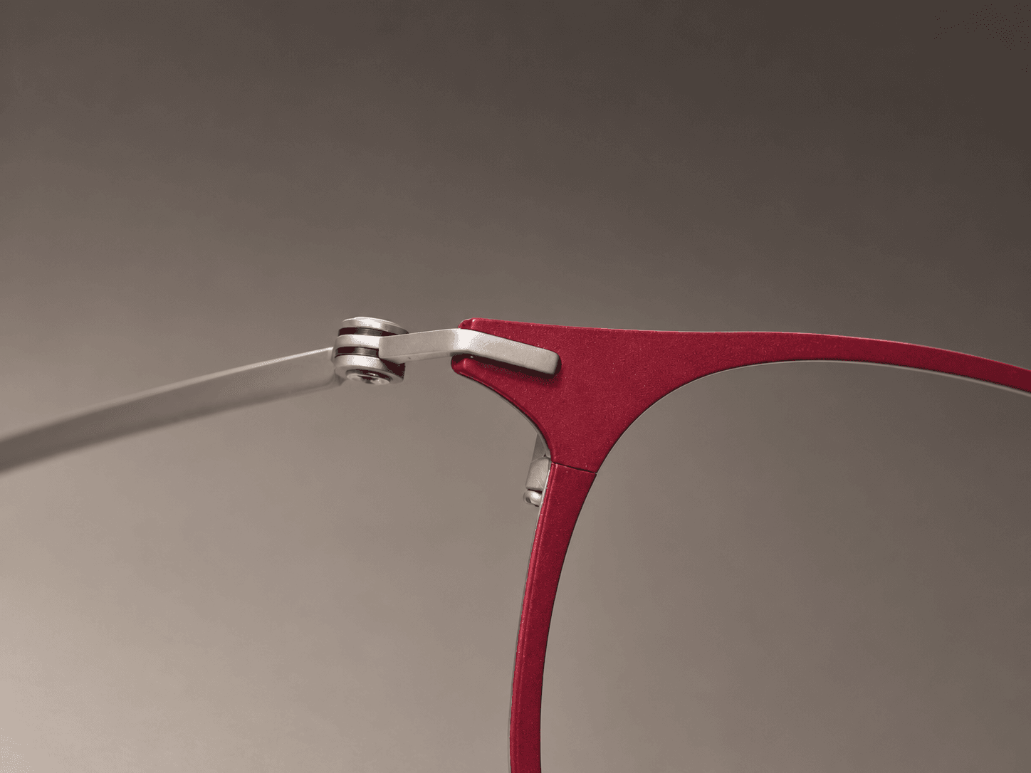 S-L7026 crimson endpiece with circular ring hinge and silver-tone temple connection.